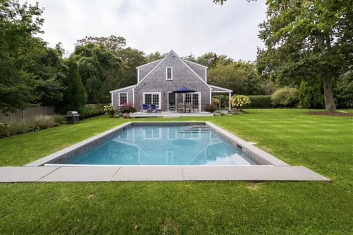 rental property in 6 Oak Hollow Lane