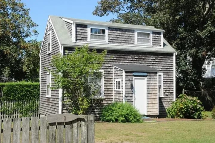 rental property in 1 Thurstons Court
