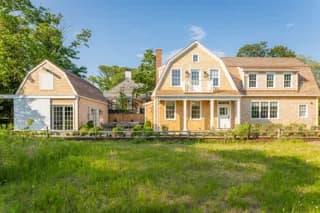 rental property in 36B Lily Street